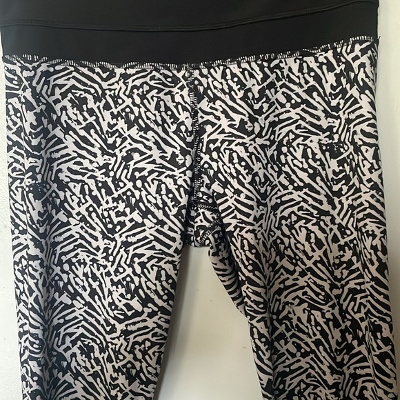Lululemon Size 4 black & white patterned leggings inseam 21” - Picture 4 of 9